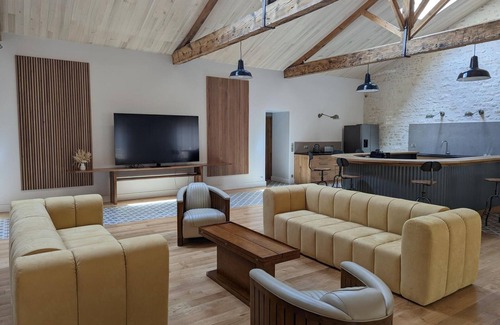 Gondeville Apartment | Luxurious 3-Bed Apartment with Private Bathrooms, Central Location, and Exclusive Truffle Tastings