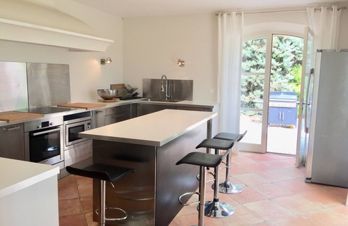 Aix-en-Provence House | Luxurious new contemporary country house of 350 m2 with mirror pool