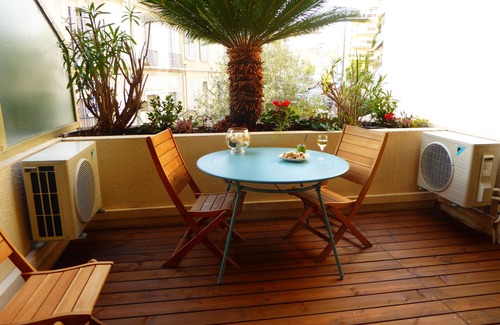 Cannes City Centre Apartment | "MADAME CHIC" . Distinguished and warm, the apartment is in its image .