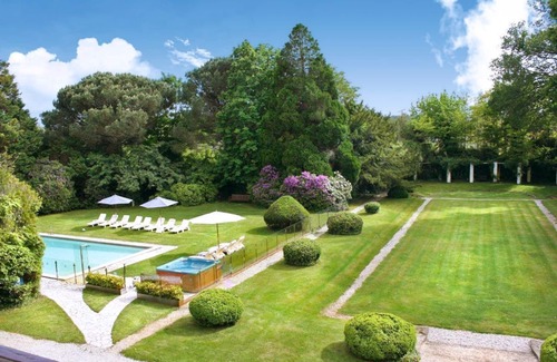 Soustons Villa | Manoir Mer et Lacs - Nine Bedroom Villa, Sleeps 18