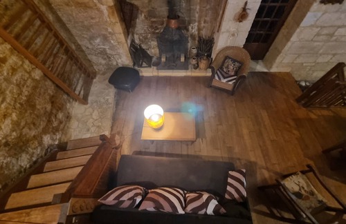Beynac-et-Cazenac Apartment | Medieval adventure chilled behind the massive stone of a thousand-year-old tower!