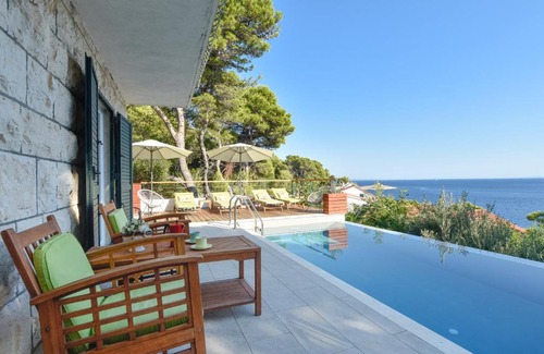 Krizni rat House | Newly renovated house in the town of Hvar with new pool, sea view and only 100m far from the sea.