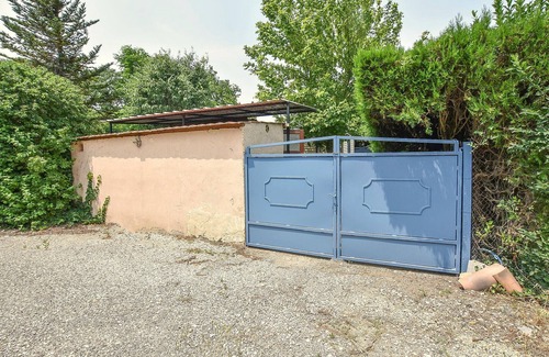 Entraigues-sur-la-Sorgue House | Pet friendly (sta)caravan