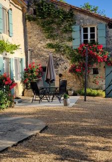 La Rochebeaucourt-et-Argentine Resort | Raisin et Toile - French American Retreat