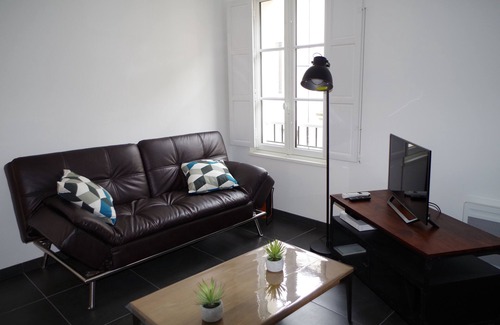 La Rochelle City Centre Apartment | Recent apartment in the heart of downtown with private parking