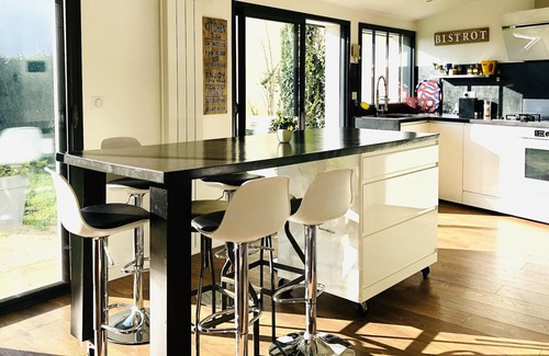 Port District House | Single storey house / shops-market and beach on foot!