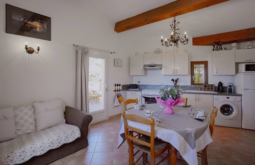 Bormes-Les-Mimosas Apartment | SPACIOUS 3 ROOMS APT IN LARGE GARDEN HOUSE, WIFFI, CLASS 3 *, 1km from the beach
