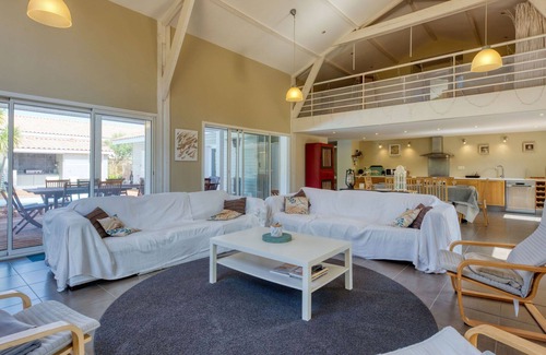 Vensac Villa | Stunning private villa for 10 people with WIFI, private pool, TV and terrace