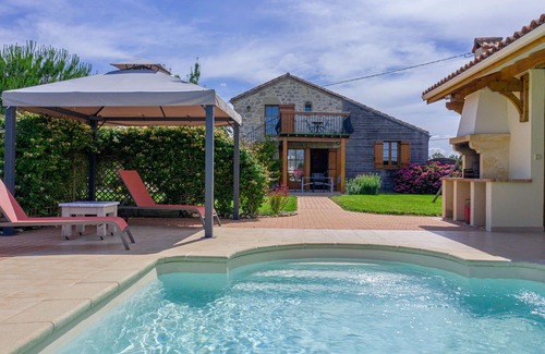Madaillan Villa | Stunning private villa for 6 guests with WIFI, A/C, private pool, TV, terrace and pets allowed