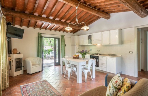 Montevarchi Villa | Stunning private villa for 12 people with WIFI, hot tub, private pool, A/C and TV