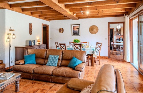Mimizan House | Stunning private villa for 6 guests with WIFI, TV, terrace and pets allowed
