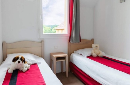 Montignac Apartment | Tranquil 3BR Riverside Retreat w/ Heated Pool, Sauna- Proximity to Lascaux Caves