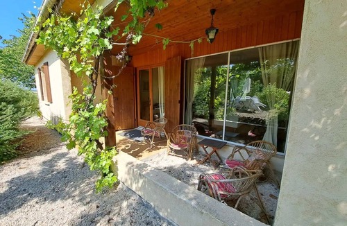 Saint-Pierre-de-Juillers House | 100 m² House ∙ 3 bedrooms ∙ 6 guests