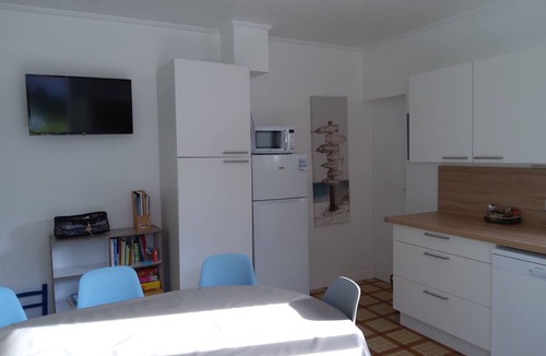 Domino House | 10 minutes walk from the beach, in a garden, house for 8 people