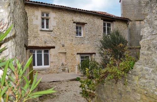 Saint Jean d'Angle House | 127 m² House ∙ 2 bedrooms ∙ 4 guests