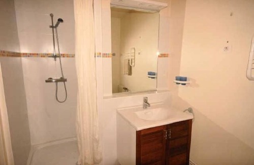 Eaux-Bonnes Apartment | 150m from ski slopes, 2nd floor, view resort, fitness, swimming pool, sauna, tv, ski locker, 29m²