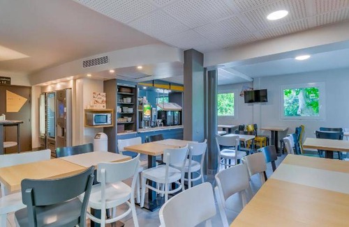 11th Arrondissement Hotel | 16 m² Hotel ∙ 4 guests