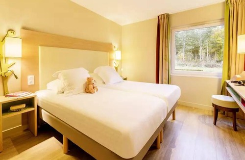 Curcay-sur-Dive House | 173 m² Mobile home ∙ 6 bedrooms ∙ 12 guests