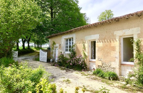 Montboyer Cottage | 17th Century Pretty Cottage with pool