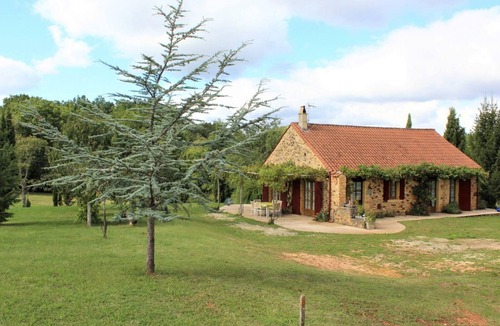 Mazeyrolles Cottage | 2-Bedroom House with Garden, Pet-Friendly, Parking, WiFi in Mazeyrolles
