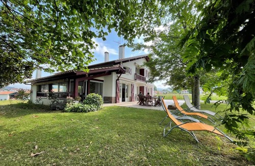 Saint-Jean-le-Vieux House | 218 m² Gîte ∙ 6 bedrooms ∙ 11 guests