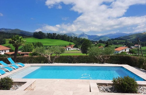 Ahaxe-Alciette-Bascassan House | 220 m² Gîte ∙ 5 bedrooms ∙ 11 guests