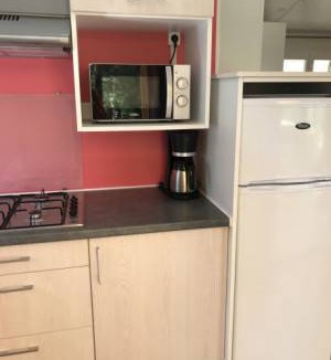 Sainte-Nathalene RV Rental | 270 ft² Mobile home
