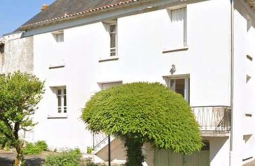 Chateau-Garnier House | 3-Bed House - Sleeps 6 - Garden Balcony Parking