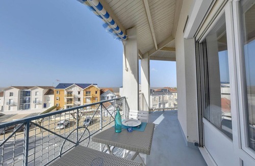 Port District Apartment | 3-room duplex near the beach with parking - sleeps 4