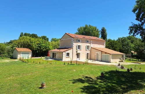 Chateauneuf-sur-Charente Apartment | 320 m² Apartment ∙ 9 bedrooms ∙ 22 guests