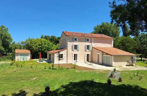 Chateauneuf-sur-Charente Apartment | 320 m² Apartment ∙ 9 bedrooms ∙ 22 guests