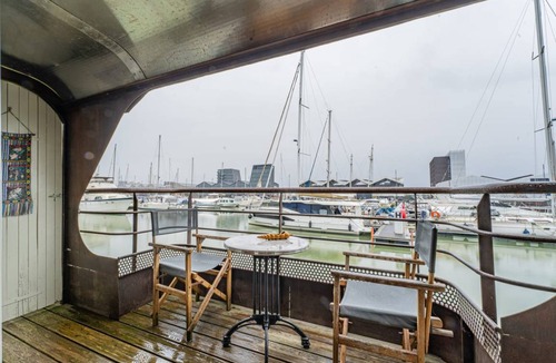 Bassins a Flot Boat Rental | 35 m² Houseboat ∙ 1 bedroom ∙ 2 guests