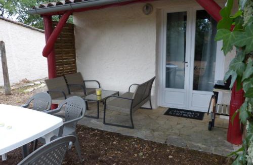 Saint-Aubin-de-Nabirat House | 4-Gîte 4 personnes avec piscine