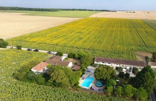Saint-Pierre-de-Juillers House | 48 m² House ∙ 2 bedrooms ∙ 4 guests