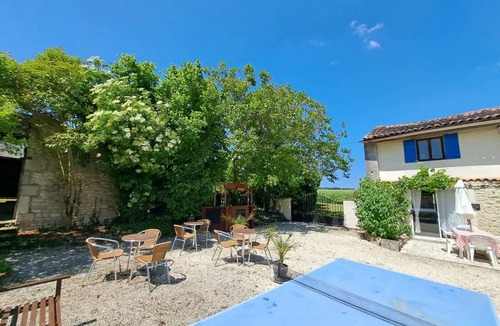 Saint-Pierre-de-Juillers House | 48 m² House ∙ 2 bedrooms ∙ 4 guests