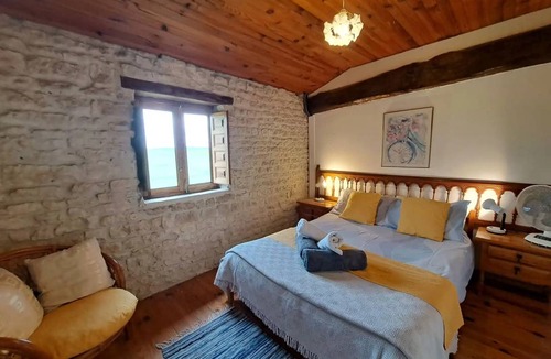 Saint-Pierre-de-Juillers House | 48 m² House ∙ 2 bedrooms ∙ 4 guests