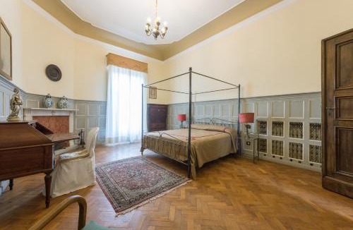 Oltrarno Apartment | 4bdrm elegant apartm in Private Estate, shared Swimmingpool, Maze Garden