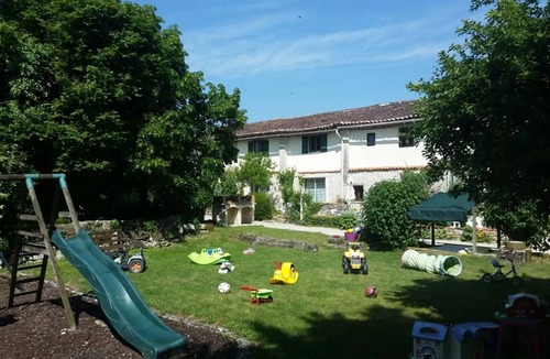 Saint-Pierre-de-Juillers House | 72 m² House ∙ 3 bedrooms ∙ 6 guests