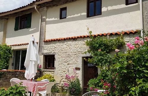 Saint-Pierre-de-Juillers House | 72 m² House ∙ 3 bedrooms ∙ 6 guests