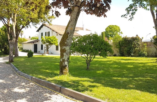 Surgeres Villa | 8 pers/House and charming garden -calme garanti- with swimming pool in town