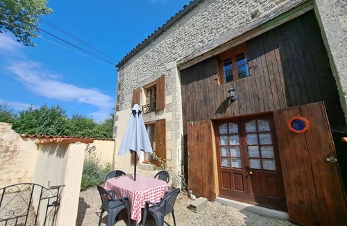 Saint-Pierre-de-Juillers House | 98 m² House ∙ 3 bedrooms ∙ 6 guests