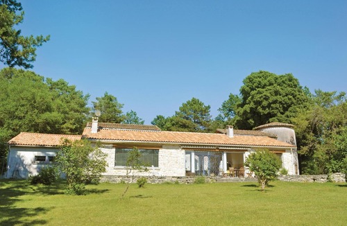 Sers House | A bright house on a 3-hectare plot with a small vineyard and orchard.