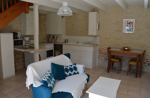 Saint-Pierre-d'Amilly House | A gite for 2 people in an estate of 6 gites