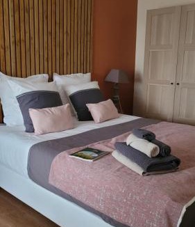 Saint-Magne-de-Castillon Bed & Breakfast | A L'OMBRE DE LA TREILLE -Proche Saint-Emilion