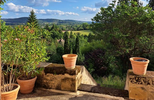 Saint-Cyprien House | A terrace above the valley
