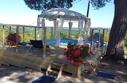 Cublac Ski Chalet | A wooden caravan at Domaine de la Morétie