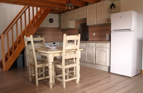 Cherbonnieres Cottage | Acacia, cosy gîte with large private terrace, shared swimming pool heated to 28°C