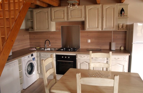 Cherbonnieres Cottage | Acacia, cosy gîte with large private terrace, shared swimming pool heated to 28°C