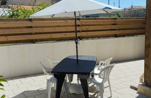 Cherbonnieres Cottage | Acacia, cosy gîte with large private terrace, shared swimming pool heated to 28°C