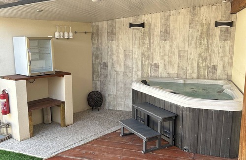 Arsac House | Accommodation with spa and private terrace